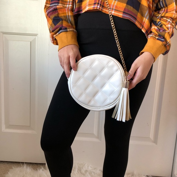 Handbags - ♡WHITE CIRCLE CHAIN PURSE♡